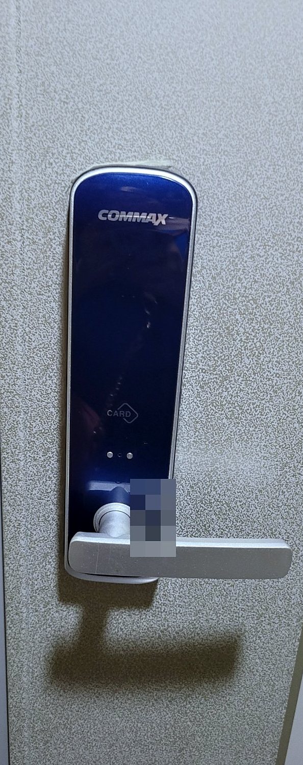 안양시 병목안동 출장 — 점무늬 회색 문에 달린 짙은 푸른 앞면의 도어락과 카드 표시, 은색 손잡이